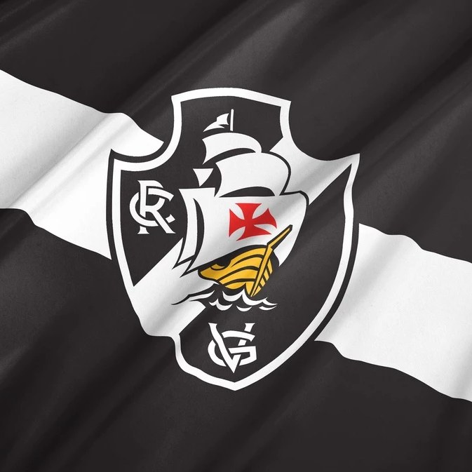 Bandeira do Vasco da Gama preta com faixa branca e o escudo no centro