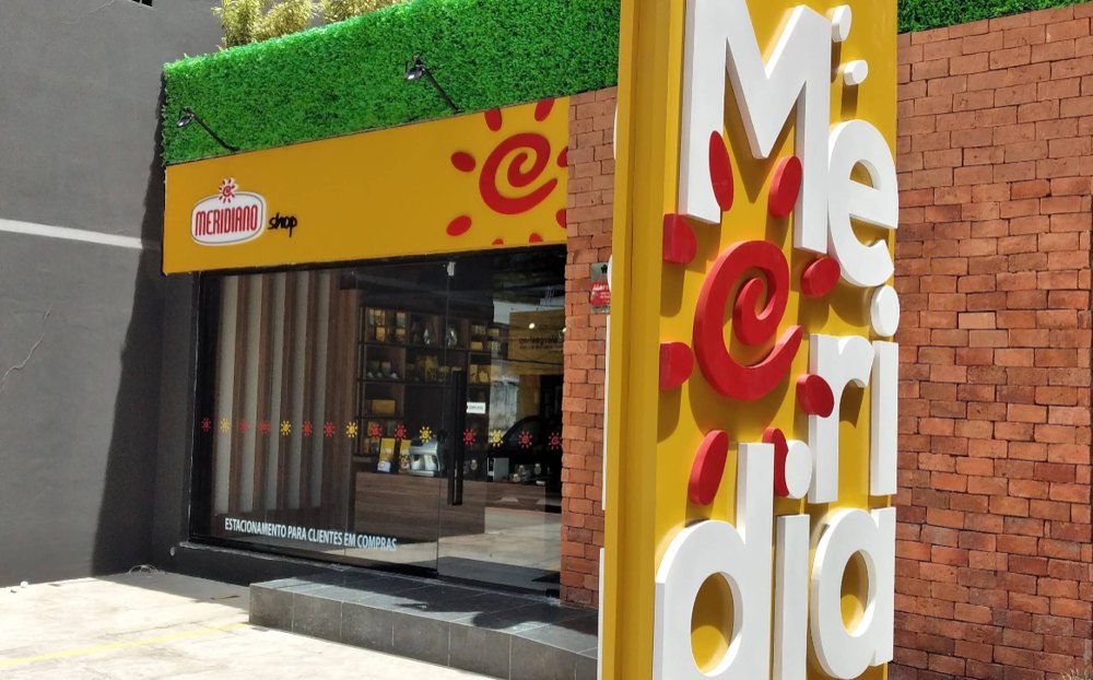 Fachada amarela da Meridiano Shop, em Vitória, com o letreiro Meridiano em letras grandes
